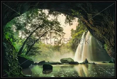 Прекрасный вид из пещеры на водопад в тропических лесах Национального парка Кхао Яй (Тайланд)