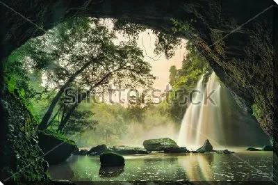 Прекрасный вид из пещеры на водопад в тропических лесах Национального парка Кхао Яй (Тайланд)