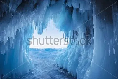 Плакат Ледяная пещера на озере Байкал (Россия)