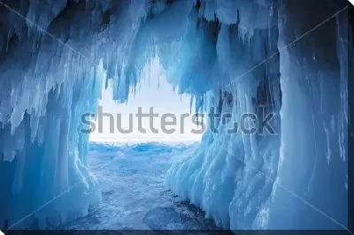 Постер Ледяная пещера на озере Байкал (Россия)