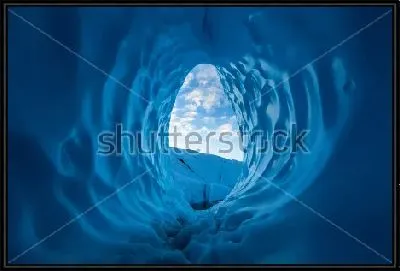 Картина Прекрасный вид на утреннее небо из тоннеля ледяной пещеры в леднике Матануска на Аляске