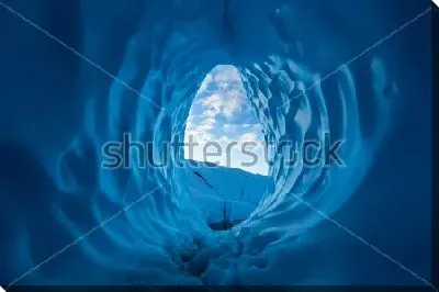 Постер Прекрасный вид на утреннее небо из тоннеля ледяной пещеры в леднике Матануска на Аляске