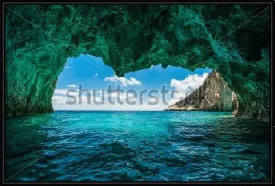 Красивые морские пещеры и лазурное море на острове Закинф (Греция)