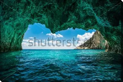 Красивые морские пещеры и лазурное море на острове Закинф (Греция)