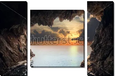 Модульная картина Прекрасный вид из грота на золотой закат над морем