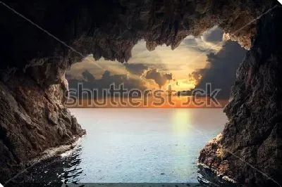 Постер Прекрасный вид из грота на золотой закат над морем