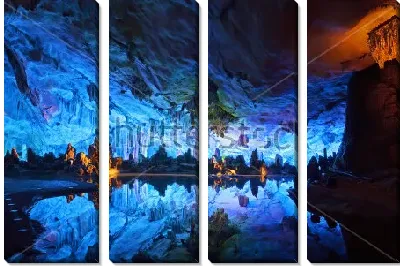 Красиво подсвеченная пещера "Хрустальный дворец короля драконов" с отражением в озере в Гуйлине (Китай)