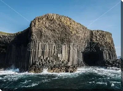 Постер Величественный вход в Фингалову пещеру на острове Стаффа, Шотландия