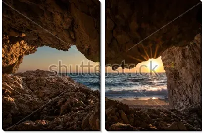Модульная картина Чудесный вид на восход над морем из скалистой пещеры