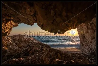 Картина Чудесный вид на восход над морем из скалистой пещеры