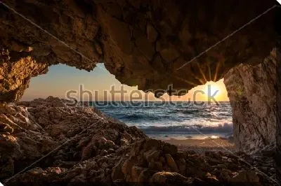 Постер Чудесный вид на восход над морем из скалистой пещеры