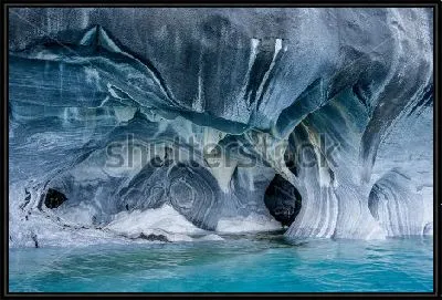 Картина Прекрасные формы знаменитой мраморной пещеры с озером в Чили (Патагония)