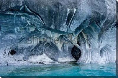 Прекрасные формы знаменитой мраморной пещеры с озером в Чили (Патагония)