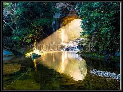 Картина Луч света освещает вход в прекрасную пещеру с озером в Чибе (Япония)