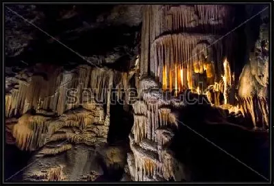 Величественный и роскошный интерьер со сталактитами и сталагмитами с красивой подсветкой в Пещере Постойна (Словения)