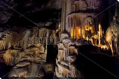 Величественный и роскошный интерьер со сталактитами и сталагмитами с красивой подсветкой в Пещере Постойна (Словения)