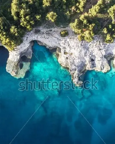 Плакат Прекрасный вид на голубое море и морские пещеры Хорватии
