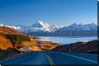 Картина маслом Живописный пейзаж с извилистой дорогой вдоль озера Пукаки  на фоне прекрасных горных вершин в Национальном парке Кука на Южном острове Новой Зеландии