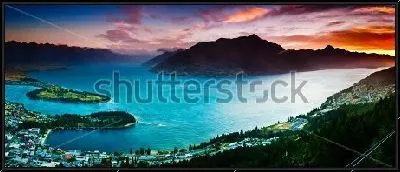 Картина Панорамный аэрофотоснимок Квинстауна с видом на озеро Вакатипу, горы и закатное небо (Новая Зеландия)