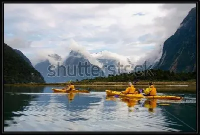 Картина Путешественники на каяках в бухте фьордов Милфорд-Саунд (Новая Зеландия)