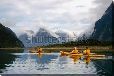 Путешественники на каяках в бухте фьордов Милфорд-Саунд (Новая Зеландия)