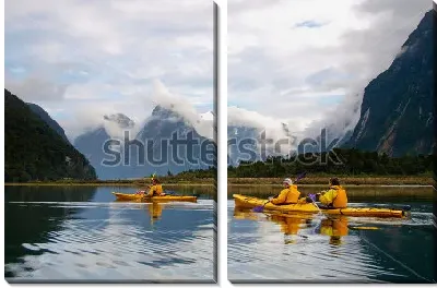 Путешественники на каяках в бухте фьордов Милфорд-Саунд (Новая Зеландия)