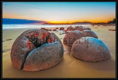 Валуны Моераки — группа крупных сферических валунов на пляже Коекохе в регионе Отаго на юго-восточном побережье Южного острова Новой Зеландии