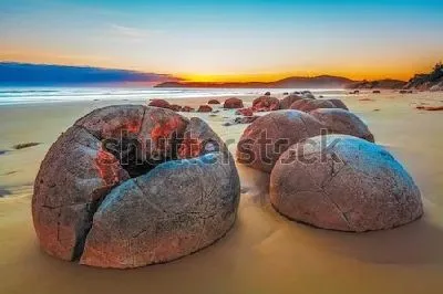 Плакат Валуны Моераки — группа крупных сферических валунов на пляже Коекохе в регионе Отаго на юго-восточном побережье Южного острова Новой Зеландии