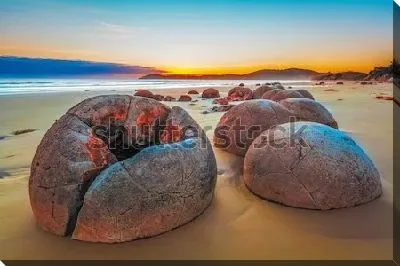 Постер Валуны Моераки — группа крупных сферических валунов на пляже Коекохе в регионе Отаго на юго-восточном побережье Южного острова Новой Зеландии