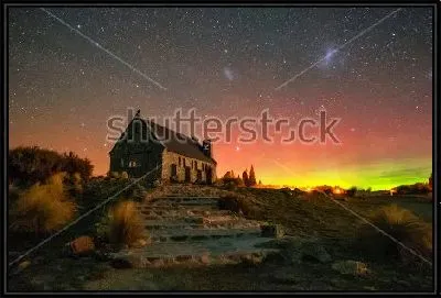 Прекрасное звёздное небо и южное сияние над Церковью Доброго Пастыря на берегу озера Текапо в Новой Зеландии