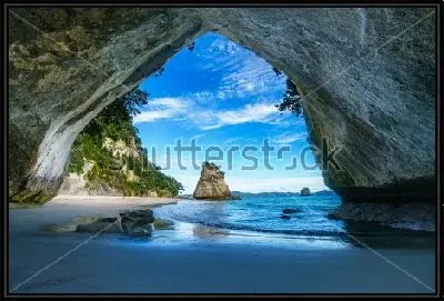 Вид из скалистой арки Кафедральной бухты на пляж и голубой океан (Новая Зеландия)