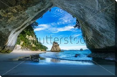 Вид из скалистой арки Кафедральной бухты на пляж и голубой океан (Новая Зеландия)