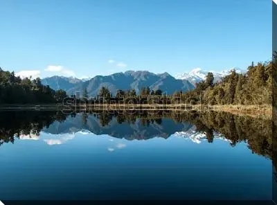 Картина маслом Живописный пейзаж с зеркальной гладью озера Аораки, в котором отражаются горы и леса (Новая Зеландия)