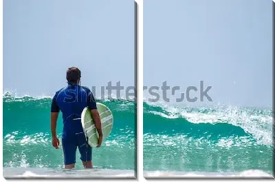 Серфер ждёт океанскую волну на побережье Новой Зеландии
