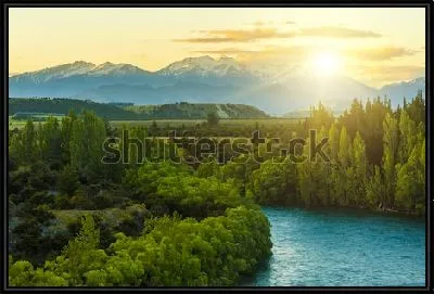 Фантастический пейзаж с восходом солнца над Южными Альпами и зелёными лесами в бассейне реки Клута (Новая Зеландия)