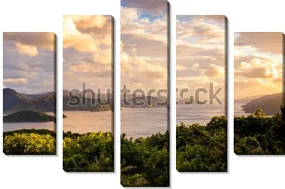 Модульная картина Фантастические золотые облака в лучах восходящего солнца над озером в долине Мальборо Саундс (Новая Зеландия)