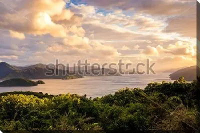 Постер Фантастические золотые облака в лучах восходящего солнца над озером в долине Мальборо Саундс (Новая Зеландия)