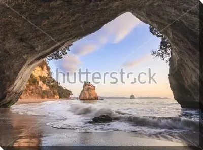 Картина маслом Живописный пейзаж с видом на красивый берег океана из арки Кафедральной бухты на полуострове Коромандел (Новая Зеландия)