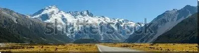 Постер Панорамный вид на дорогу, ведущую в заснеженные горы Аораки в Новой Зеландии