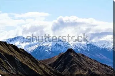 Картина маслом Прекрасный горный пейзаж с заснеженными вершинами горы Аораки под облаками (Новая Зеландия)