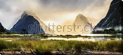 Картина маслом Панорама скал в утреннем тумане на восходе солнца в бухте Милфорд-Саунд (Новая Зеландия)