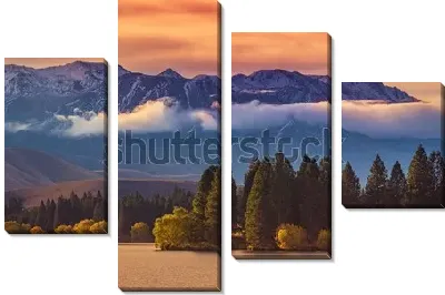 Модульная картина Фантастический пейзаж с красочным закатным небом, горными вершинами и красивым лесом вдоль озера Текапо на Южном острове Новой Зеландии