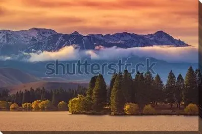 Картина маслом Фантастический пейзаж с красочным закатным небом, горными вершинами и красивым лесом вдоль озера Текапо на Южном острове Новой Зеландии