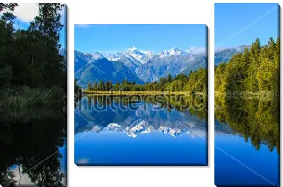 Модульная картина Великолепный пейзаж с отражением заснеженных гор и лесов в зеркальной поверхности озера Мэтисон (Новая Зеландия)