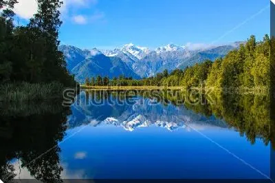 Картина маслом Великолепный пейзаж с отражением заснеженных гор и лесов в зеркальной поверхности озера Мэтисон (Новая Зеландия)