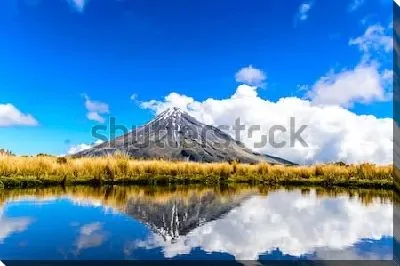 Картина маслом Отражение вулкана Таранаки на фоне огромного белого облака в озере (Новая Зеландия)