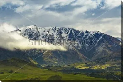 Картина маслом Красивый атмосферный пейзаж горных вершин с низкими облаками и зелёными долинами на южном острове Новой Зеландии