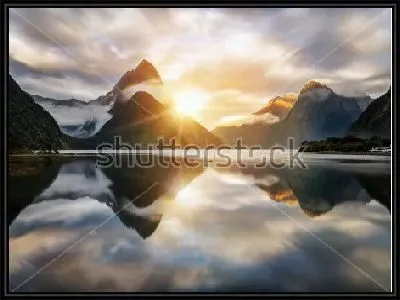 Красивый восход солнца над пиком Митре в бухте Милфорд-Саунд (Новая Зеландия)