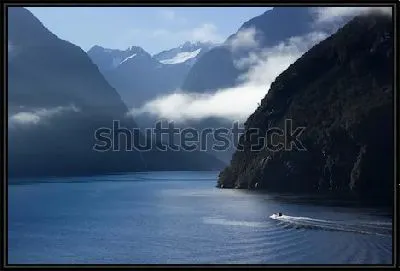 Величественная долина фьордов в бухте Милфорд-Саунд в утреннем тумане (Новая Зеландия)