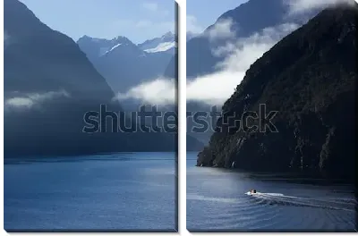 Величественная долина фьордов в бухте Милфорд-Саунд в утреннем тумане (Новая Зеландия)